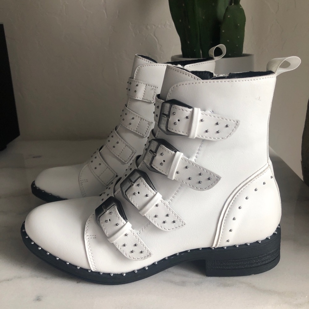 🚨NEVER WORN🚨white buckle booties